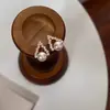 Brincos Geométricos Triangulares de Agulha Prateada com Sensação de Luxo Leve e de Alta Qualidade, Apresentando Pérolas Swarovski e Tarraxas em Formato V para Mulheres, Estilo de Nicho