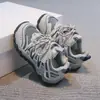 2026 Novo Modelo Tênis Esportivo Infantil Malha Respirável Outdoor Sapatos de Pai para Meninos e Meninas com Solado Estilo Pneu, Tênis de Corrida Resistente ao Desgaste, Moderno