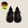 Sapatos pretos de couro com sola grossa e forro de fleece, novos para 2026, outono e inverno, versáteis, estilo britânico, com cadarço, plataforma, mocassins para mulheres