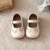 Zapatos de cuero de lunares estilo coreano para niñas, nuevo modelo primavera y otoño 2026, suela blanda, hebilla de una tira, zapatos planos retro versátiles para bebés
