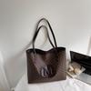 Bolsas Retrô para Mulheres 2025 Outono Novo Bolsas Elegantes para Mulheres Versáteis Bolsas de Mão com Letras Bolsas de Ombro Bolsas Tote para o Dia a Dia