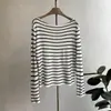 Camiseta de Manga Larga a Rayas Holgada de Hombros Descubiertos para Mujer Otoño Beishan Tongshu con Corte en la Espalda P137
