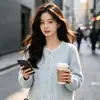 Casaco curto de renda patchwork estilo coreano para mulheres, novo modelo de outono para figuras petite, top cardigã de tricô de veludo imitação de mink em branco