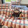 Conjunto de cama de quatro peças, tema de desenho animado, 100% algodão, escovado, incluindo uma capa de edredom bordada em toalha espessa, lençol com elástico e conjunto de lençol de três peças, adequado para dormitórios estudantis