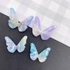 Luz de color elegante y simulada halo mariposa rosa pendientes acrílicos DIY pasador material para funda de teléfono móvil venta al por mayor