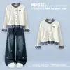 Traje da moda e vibrante para primavera/outono: uma nova coleção apresentando um cardigã de manga comprida com uma gravata borboleta doce e calças jeans de corte amplo, vendido como um conjunto de duas peças