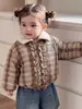 Abrigo de algodón de invierno para bebés niñas, estilo retro, diseño a cuadros de corte holgado, forrado de felpa, atuendo de invierno moderno para niñas pequeñas
