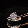 Anillo de Boda de Alto Ajuste Versa Cuic Xinghe Anillo de Dedo Imitación Brillante Moxan Cobre Blanco Chapado en Oro Anillo de 2 Quilates Seiko