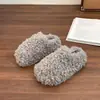 Chinelos de Pele Baotou Femininos Outono/Inverno Uso Externo 2026 Estilo Coreano Novo Plataforma de Solado Grosso Celebridade da Internet Veludo Adicionado Aumento de Altura Chinelos de Algodão