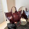 Bolso de mano estilo coreano de diseño de nicho, estilo retro sencillo, nuevo bolso de hombro de gran capacidad y combinable para uso diario (2025)