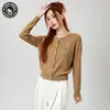 Cardigã de tricô com bordado de urso estilo college feminino, estilo coreano, versátil, caimento justo, suéter coat afina a silhueta