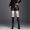 Pantalones cortos de piel sintética, nueva colección de otoño 2026, pantalones de pierna ancha holgados de moda estilo coreano de cintura alta adelgazantes para mujer, ropa exterior elegante, perfectos con botas