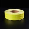 Suministrado directamente por el fabricante, la película reflectante se enrolla en tiras para marcas viales reflectantes nocturnas, cinta de advertencia impermeable, tiras reflectantes con respaldo adhesivo