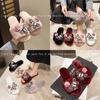 Pantuflas esponjosas de mariposa de diamante y flor coreanas de moda casual de otoño e invierno, pantuflas cálidas de felpa para el hogar al por mayor