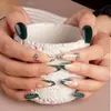 24 piezas de uñas postizas con temática navideña, con un diseño de copo de nieve francés verde, para una fácil aplicación y un look moderno, adecuadas tanto para el mercado europeo como para el americano