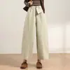 Traje moderno y elegante con pantalones de pierna ancha para otoño de 2026, con un diseño asimétrico, cintura alta, corte relajado y panel trasero estilo delantal.