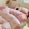Nuevo juego de ropa de cama de cuatro piezas de grado A para 2026, seguro para bebés, con forro de felpa, engrosado, de terciopelo de leche y suave, cálido, con un estampado fresco y ligero para uso doméstico