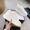 Tênis Branco Respirável de Couro Genuíno de Alta Qualidade ~26 Novo Estilo Estilo Chanel com Solado Grosso para Mulheres Calçados Esportivos Casuais Versáteis para Mulheres