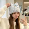 Gorro de punto estilo coreano con lana, diseñado para mantener abrigadas a las mujeres y hacer que sus rostros parezcan más pequeños, con un lazo floral y adecuado para cabezas de mayor tamaño