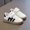 Tênis Infantil 2025 Estilo Coreano Primavera e Outono Novo Moda Menina Sapatos Brancos Sola Macia Meninos Cano Baixo Tênis de Skate Tendência