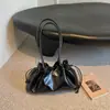 Bolsa tote casual, de nicho, estilo coreano, moderna e versátil para o dia a dia, bolsa de mão leve de couro encerado plissado de luxo
