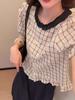 Camisa Xadrez Babados Estilo Francês Manga Curta para Mulheres, Verão 2025 Nova Blusa Única e Bonita Acinturada com um Top Chique