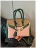 Bolso de mano de alta gama para mujer, nuevo modelo 2026, bolso Kelly de moda transfronterizo, bolso de hombro y cruzado casual para el trabajo, color platino