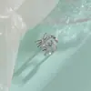 Brincos de pressão com laço vazado e zircônia dupla, modelo ear cuff, tendência da primavera de 2026. Não precisam de furo na orelha.