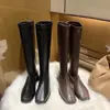 Botas largas de punta redonda estilo coreano First Encounter Season para mujer, colección otoño/invierno 2026, marrones, versátiles, de tacón bajo, adelgazantes, botas ajustadas, botas altas