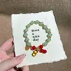 Pulseira da sorte estilo chinês com contas verdes, apresentando um design tradicional, adequada como presente para uma amiga.