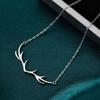 Collar de alce de plata S925 de Banyan Tree de alta calidad para mujer. Un ciervo tiene a tu novia como regalo navideño. Collar de lujo ligero de nicho.
