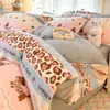 Juego de ropa de cama de terciopelo de leche engrosado de grado A para otoño e invierno, que incluye una funda de edredón de forro polar de coral y un juego de tres piezas de franela para estudiantes
