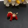 Broche Rojo Caballo del Zodiaco para el Año de Nacimiento, un Pin de Alta Gama que Atrae Riqueza, Accesorio de Broche Unisex