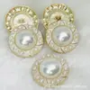 Atacado em estoque botão de metal de alta qualidade formato de flor fivela de pérola borda de pérola estilo Chanel botão renda fumaça 23MM moda