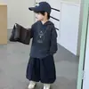 2222 Conjunto de Tres Piezas Chaleco de Cuero para Niños 2026 Nuevo Estilo Primavera/Otoño Versión Coreana para Niños Sudadera con Capucha y Pantalones Deportivos Rayados