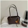 Bolso de mano de moda estilo coreano, nuevo modelo principios de otoño 2026, bolso de axila de alto valor, simple y de nicho, bolso tote pequeño de color sólido de moda
