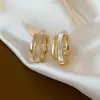 Elegantes pendientes en forma de C de estilo francés, lujo ligero con un toque de alta gama, versátiles para el trabajo, pendientes únicos y elegantes con un diseño de nicho.