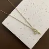 Collar de acero de titanio Golden Love para mujer, estilo frío, elegante, cadena de clavícula, diseño de nicho, cadena de collar sencilla que combina con todo.