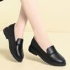 Uma geração de sapatos femininos novos de salto baixo para primavera e outono, sapatos confortáveis de couro marrom para idosos, para enviar às suas mães