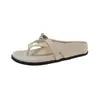 Chinelos de Verão 2026 Femininos com Fivela de Metal de Nicho High-End, Novo Estilo, Para Usar Externamente, Sandálias de Solado Plano com Temperamento, Sapatos de Praia