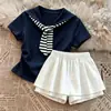 Conjunto de Verão para Meninas (Crianças Médias e Grandes) 2026 Novo Estilo Gola Polo Camiseta Listrada com Xale Shorts tipo Saia (Bloom) Conjunto de Duas Peças