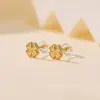 Pendientes de Trébol de Cuatro Hojas Lisos de Plata de Ley S925 Yuebao Jewelry, Sencillos y de Nicho, Versátiles para el Trabajo, Pendientes de Estilo Básico, Artículo Más Vendido