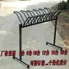 Se colocan expositores en fila, estanterías de exhibición, soportes para tiendas, estantes, bicicletas, estacionamiento, bicicletas de montaña, otros