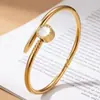 Pulseira de Aço Inoxidável Estilo Retro Europeu Americano Ins Feminina Ouro 18K Real Tarraxas de Concha Multicolorida Celebriade da Internet Versátil Pulseira de Aço Titânio