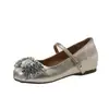 Nuevos zapatos de mujer 2026, zapatos pequeños de cuero con pedrería y una sola tira, suela plana, aumento interno de altura, color plateado, nuevo diseño de moño, colección de otoño