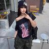 Camiseta de Algodão Puro Manga Curta para Mulheres com Ombro a Ombro Ombro a Ombro Estampada Manga Meia Manga com Ombros Inclinados Estilo de Rua Manga Três Quartos Estilo Americano