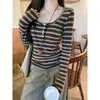 Camiseta de manga larga a rayas con bloques de color retro y cuello en U para mujer, capa base ajustada para principios de otoño con un diseño elegante, perfecta para un look moderno