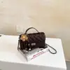Bolsa quadrada pequena de moda transfronteiriça 2026, elegante e versátil, bolsa de ombro e transversal estilo Chanel para mulheres, bolsa de corrente de luxo para mulheres