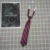 Corbata de rayas rojas y azules preescolar estudiantes de primaria niños pajarita gratis