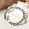 Pulseira de punho aberto trançada, apresentando uma textura luxuosa e um design torcido em forma de C, fornecida diretamente pelo fabricante, um design de nicho para joias transfronteiriças